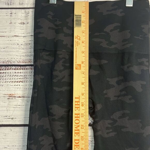 SPANX Look at Me Now Seamless Black Camouflage Legging Womens Small Camo Nylon - Picture 8 of 10